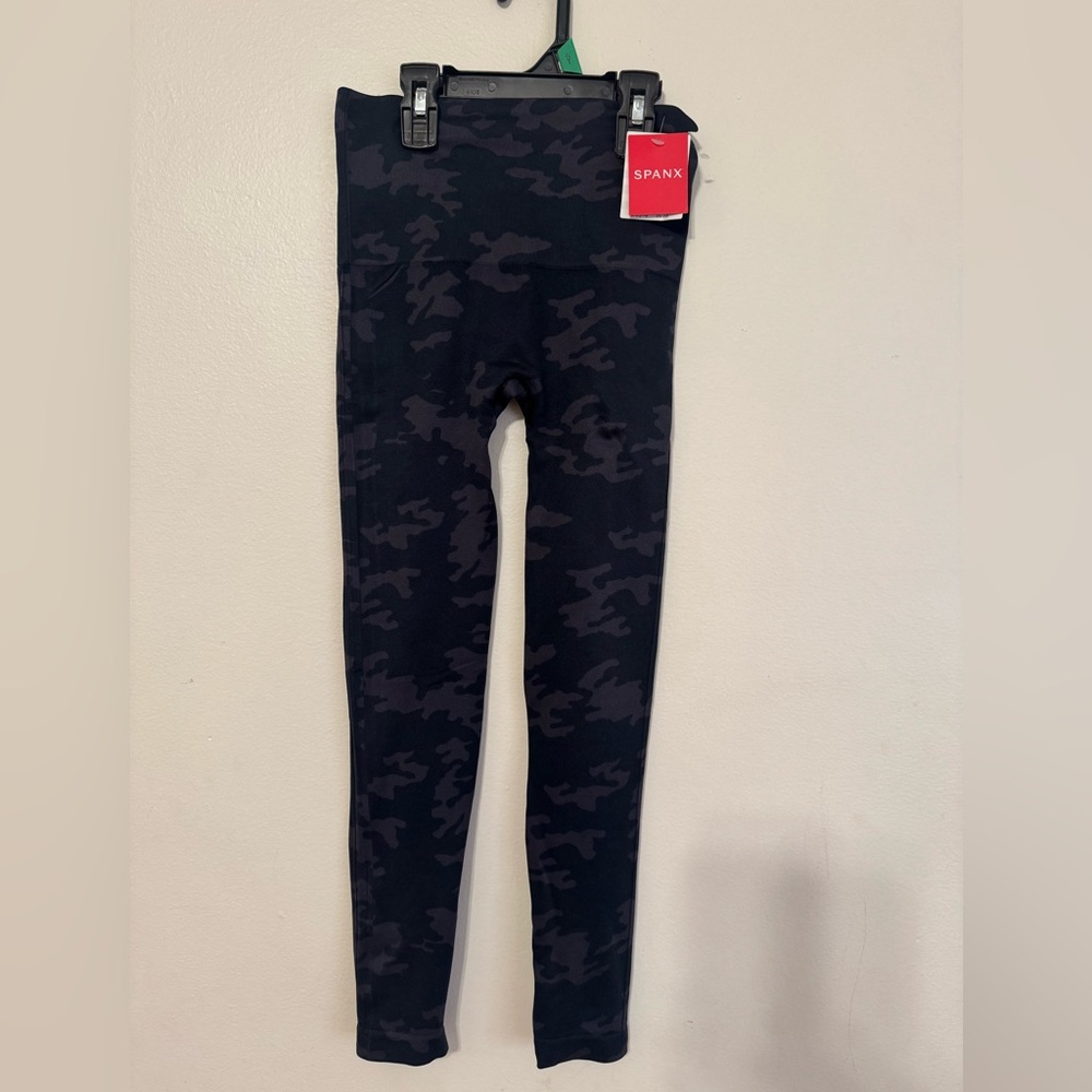 SPANX Dark Camo Booty Boost Compression Leggings (S)